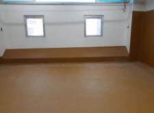 Posadzkę Ucrete UD 200 położono bezpośrednio na oczyszczone płytki podłogowe , ściany oraz odboje betonowe obłożono materiałem Ucrete RG